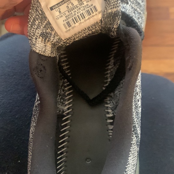 Nike Flyknit Max Grey and black sneakers - Picture 7 of 7